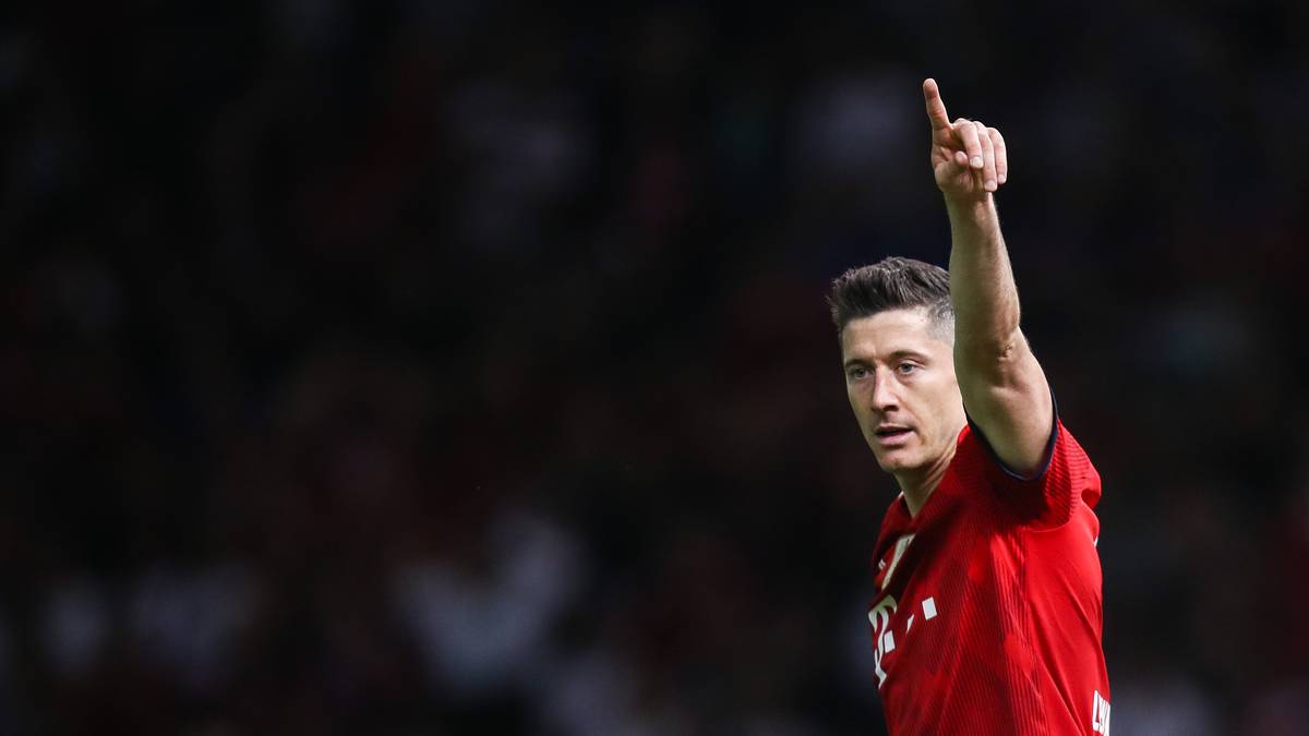 "Roberts Beweggründe sind nicht Geld oder ein bestimmter Klub, denn fast alle Top-Klubs hätten gerne den besten Stürmer der Welt in ihren Reihen", stellt Zahavi weiter klar...