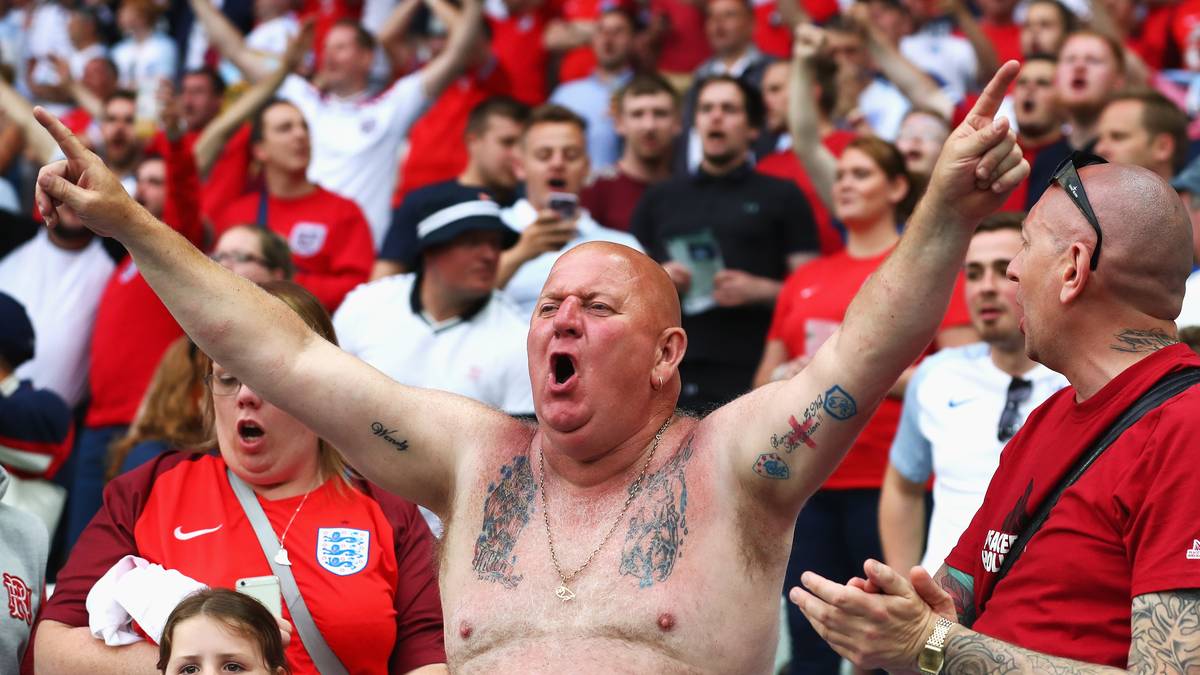 Wenn ein Mann barbäuchig die Arme hebt und in Ekstase ein Lied nach dem anderen anstimmt, dann kann es nur um Fußball gehen - meist um englischen Fußball. In der Gruppe B entscheidet sich heute, wer sicher ins Achtelfinale einzieht und wer auf Platz drei landet und somit noch hoffen darf. Russland trifft auf Wales und England auf die Slowakei. Alle Teams haben noch die Chance aufs direkte Weiterkommen