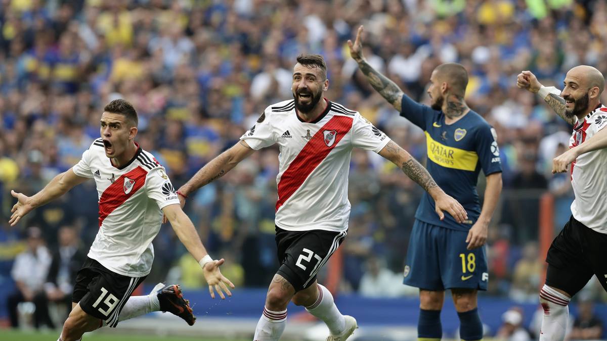 Sogar unter Mithilfe von Boca: Carlos Izquierdoz verlängert einen Freistoß ins eigene Netz, River Plate jubeln erneut