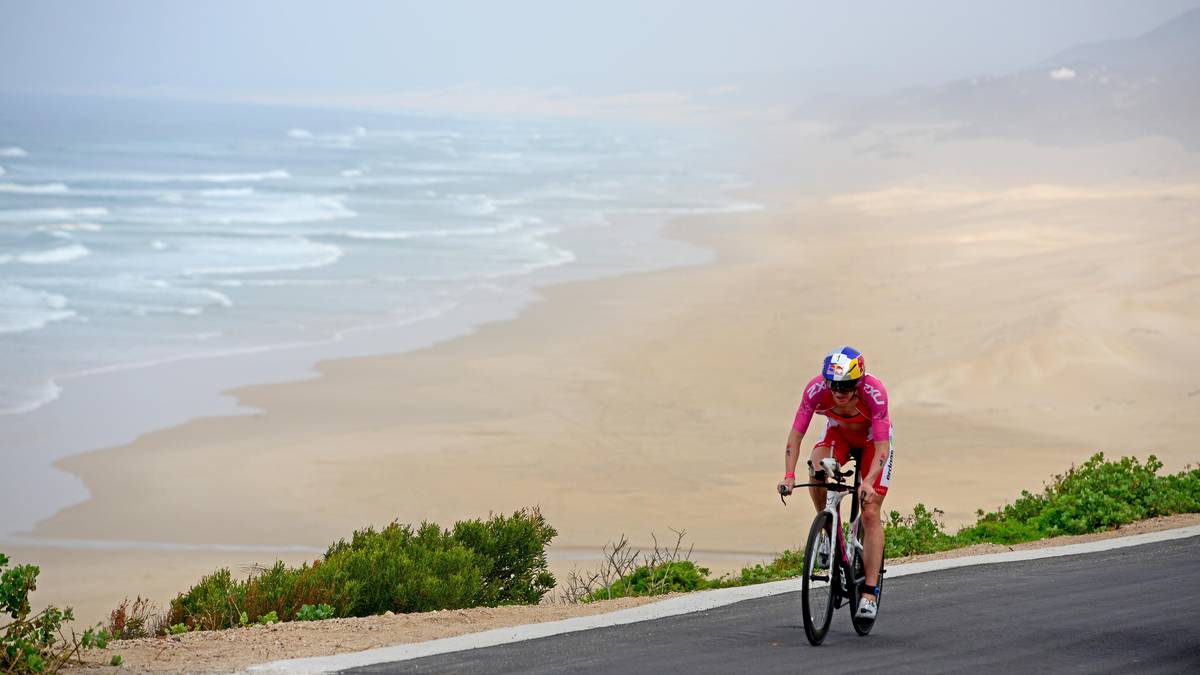 Unfassbares Pech hat die Schweizerin Daniela Ryf, die beim Einschwimmen von einer Qualle gestochen wird. Dennoch gibt sie nicht auf und kämpft sich mit zehn Minuten Rückstand aus dem Wasser. Auf dem Rad startet sie dann ihre Aufholjagd