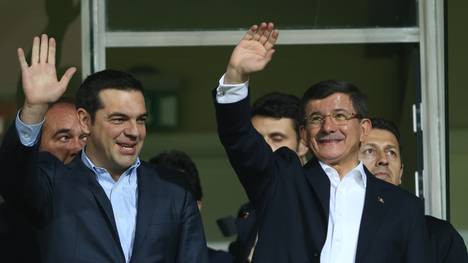 Premierminister Ahmet Davutoglu beim Besuch eines Fußball-Spiels