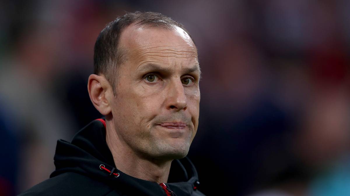 Die Anspannung ist Bayer-Coach Heiko Herrlich ebenso ins Gesicht geschrieben...