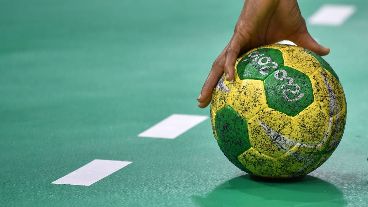 Seit dem 1. Juli sind im Handball neue Regeln in Kraft getreten. Änderungen beim passiven Spiel, bei Ausschlüssen und Behandlungspausen nach Verletzungen fließen eher unbemerkt ein, doch die Option des siebten Feldspielers sorgt quasi für eine Revolution - und provoziert damit Kritik. Das angekündigte Harz-Verbot wird ebenfalls größtenteils negativ aufgenommen
