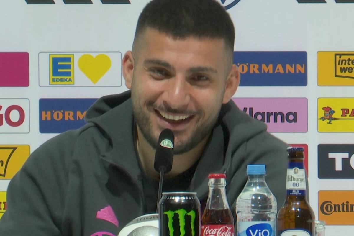 Deniz Undav reagiert auf der DFB-PK verwundert auf eine Frage zur Torhüterposition rund um Marc-André ter Stegen. Der Angreifer kann sich einen Lacher nicht verkneifen.