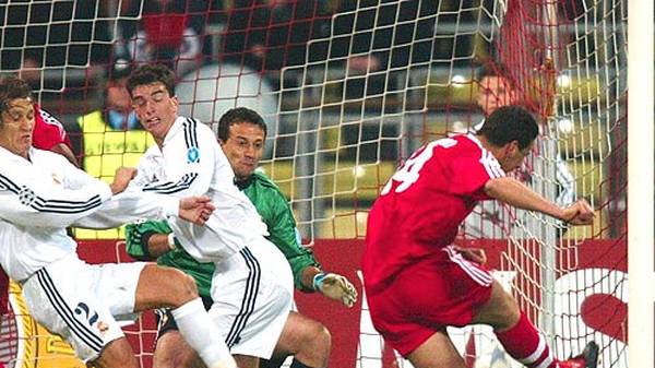 2002 geht es bereits im Viertelfinale gegen Real. Das Hinspiel gewinnt der FC Bayern in München mit 2:1. Geremi bringt die Spanier in Führung, Effenberg und Claudio Pizarro drehen das Spiel