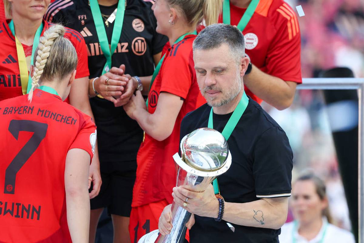 Mit dem Double-Sieg verabschiedet sich Alexander Straus vom FC Bayern. Spielerinnen wie Lea Schüller trauern dem Abschied nach. Klara Bühl hingegen plant einen besonderen Ausstand für ihren Trainer.