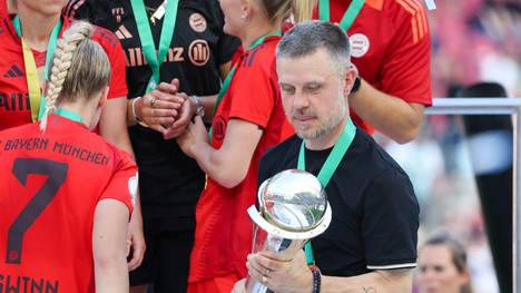 Mit dem Double-Sieg verabschiedet sich Alexander Straus vom FC Bayern. Spielerinnen wie Lea Schüller trauern dem Abschied nach. Klara Bühl hingegen plant einen besonderen Ausstand für ihren Trainer.