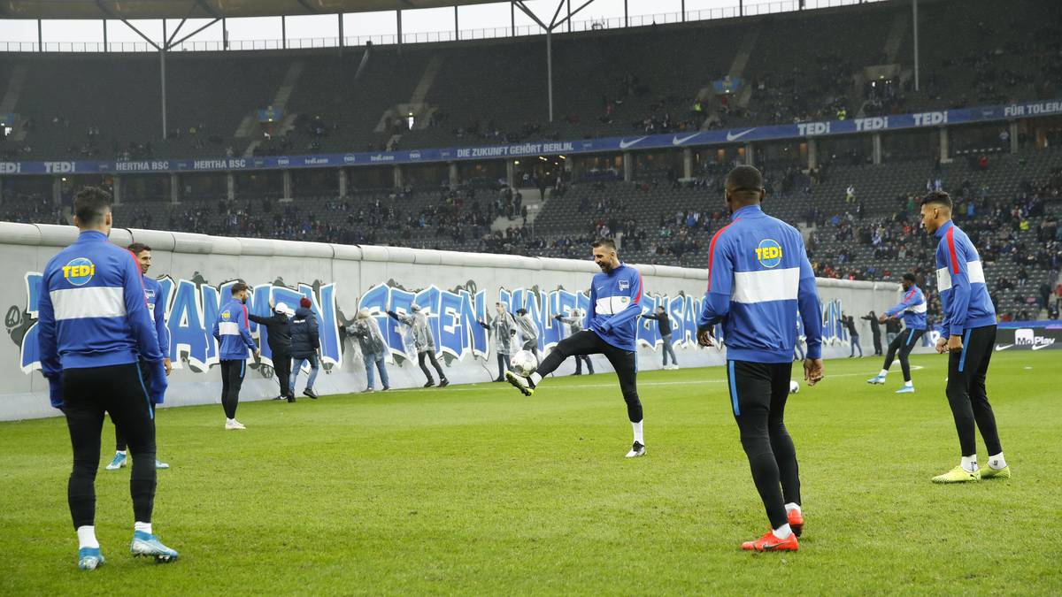 Für die Herthaner sicherlich ein besonderes Gefühl. Das Warmmachen wird zum Ereignis