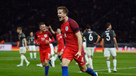 Eric Dier feiert seinen späten Siegtreffer für England