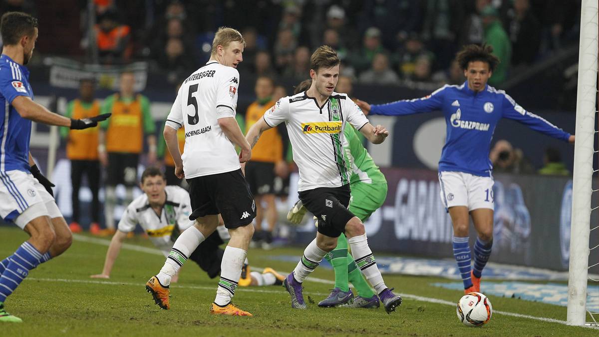 Der Norweger fackelt nicht lange und "sucht" den unfreiwilligen Doppelpass mit seinem Mitspieler