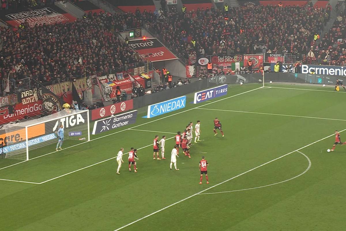 Alejandro Grimaldo trifft für Bayer Leverkusen gegen den 1. FSV Mainz 05 traumhaft per Freistoß. Es ist nicht das erste Mal, dass der Spanier mit seiner Schusstechnik bei einem ruhenden Ball verzückt.