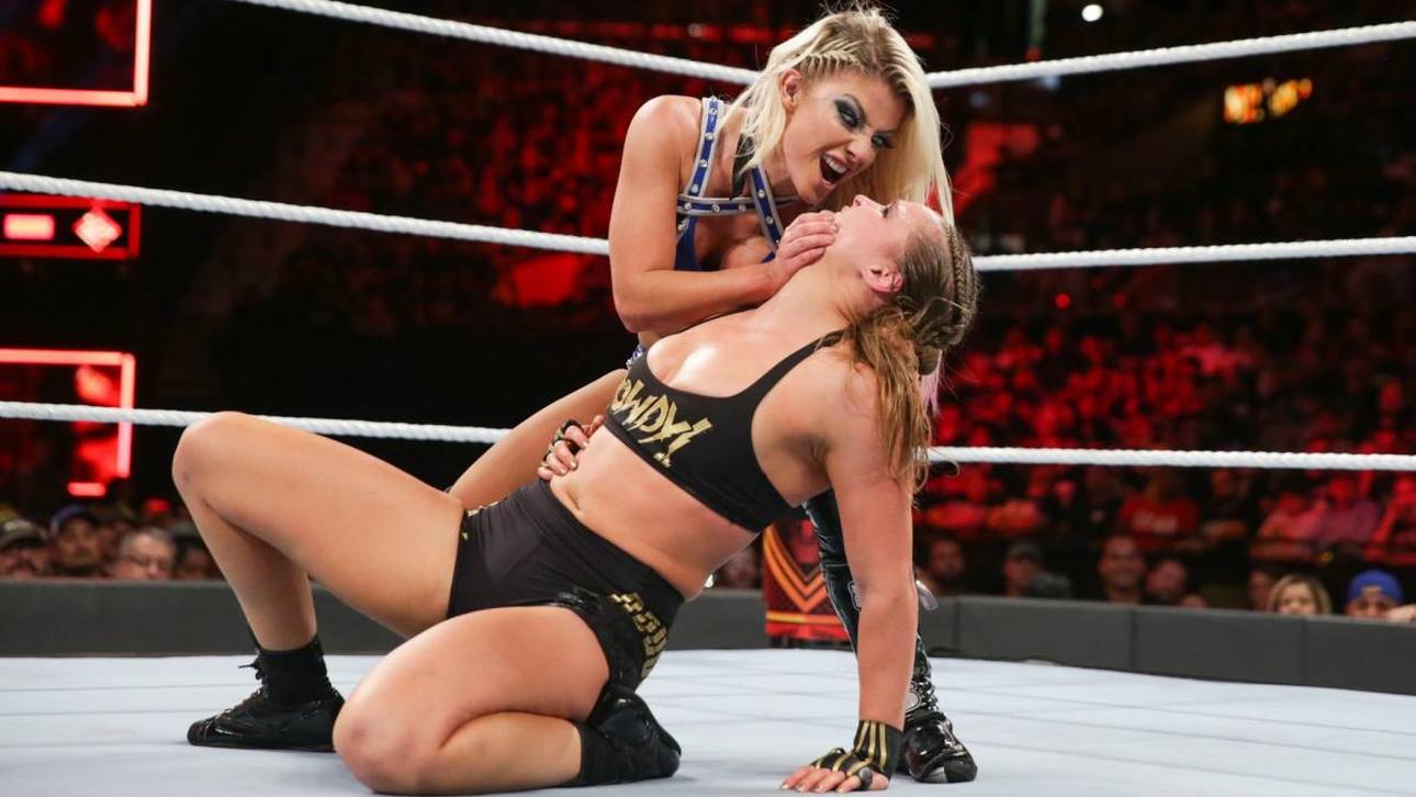 Alexa Bliss (o.) wurde bei WWE von Ronda Rousey als RAW-Damenchampion entthront