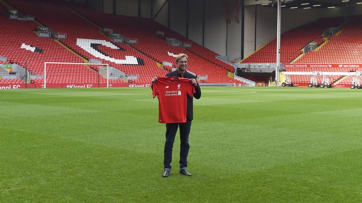 Sein neues Wohnzimmer. Klopp stolz im Anfield