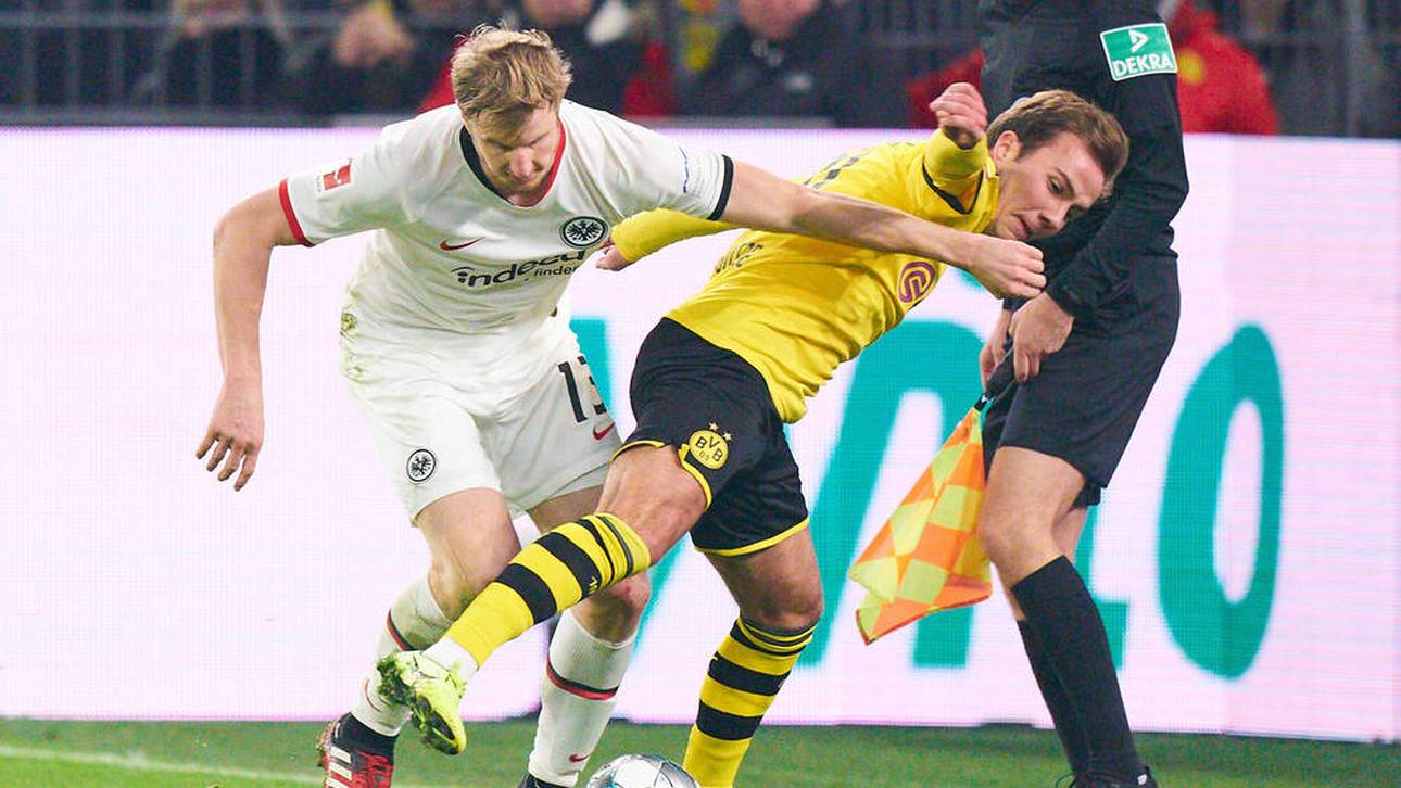 Martin Hinteregger und Mario Götze beim Duell zwischen Frankfurt und  Dortmund im Februar 2020