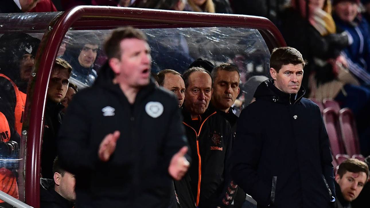 Ende Februar kegelten Stendel und Co. die Glasgow Rangers von Trainer Steven Gerrard (r.) aus dem schottischen Pokal