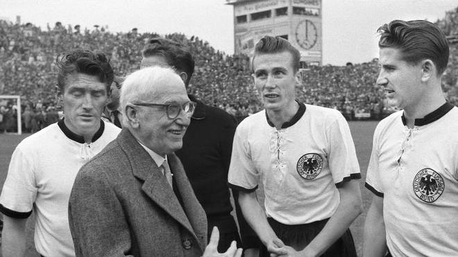 Helmut Rahn (à direita) levou a Alemanha ao título em 1954
