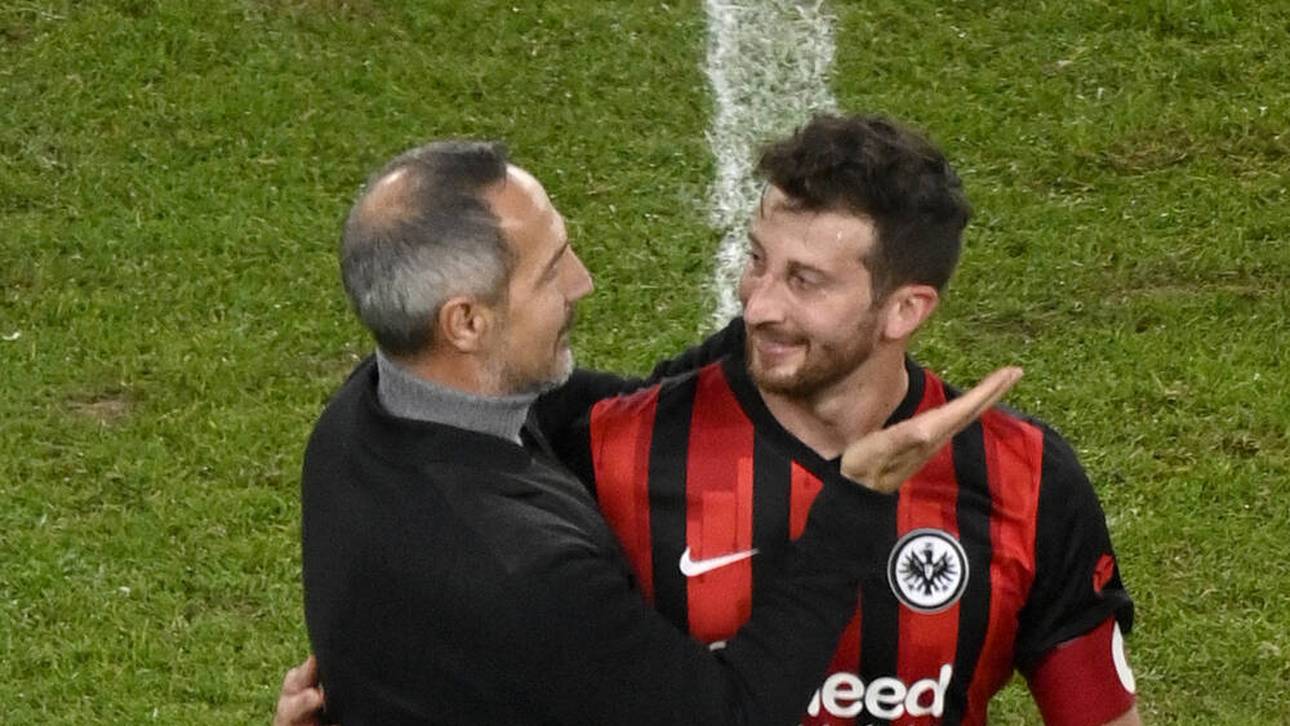 Coach Adi Hütter bedankt sich bei seinem Kapitän David Abraham
