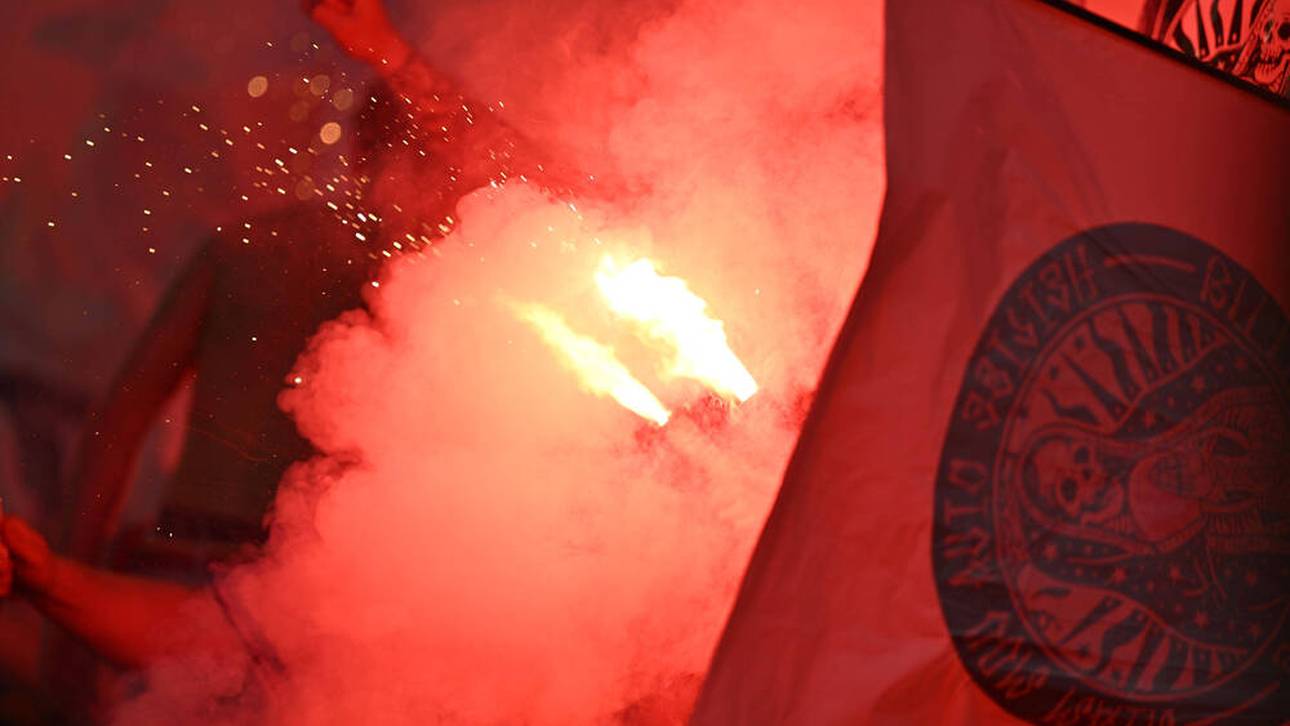 Frankfurter Fans mit Pyro-Wahnsinn