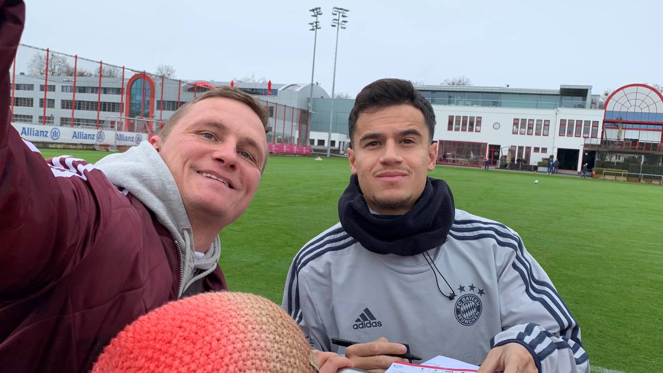 Philippe Coutinho nahm sich am Donnerstag im Training Zeit für die Fans, wirkte aber etwas gequält