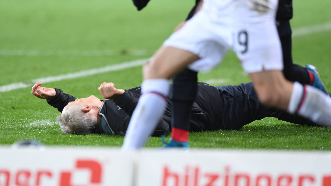 Christian Streich liegt nach dem Check am Boden