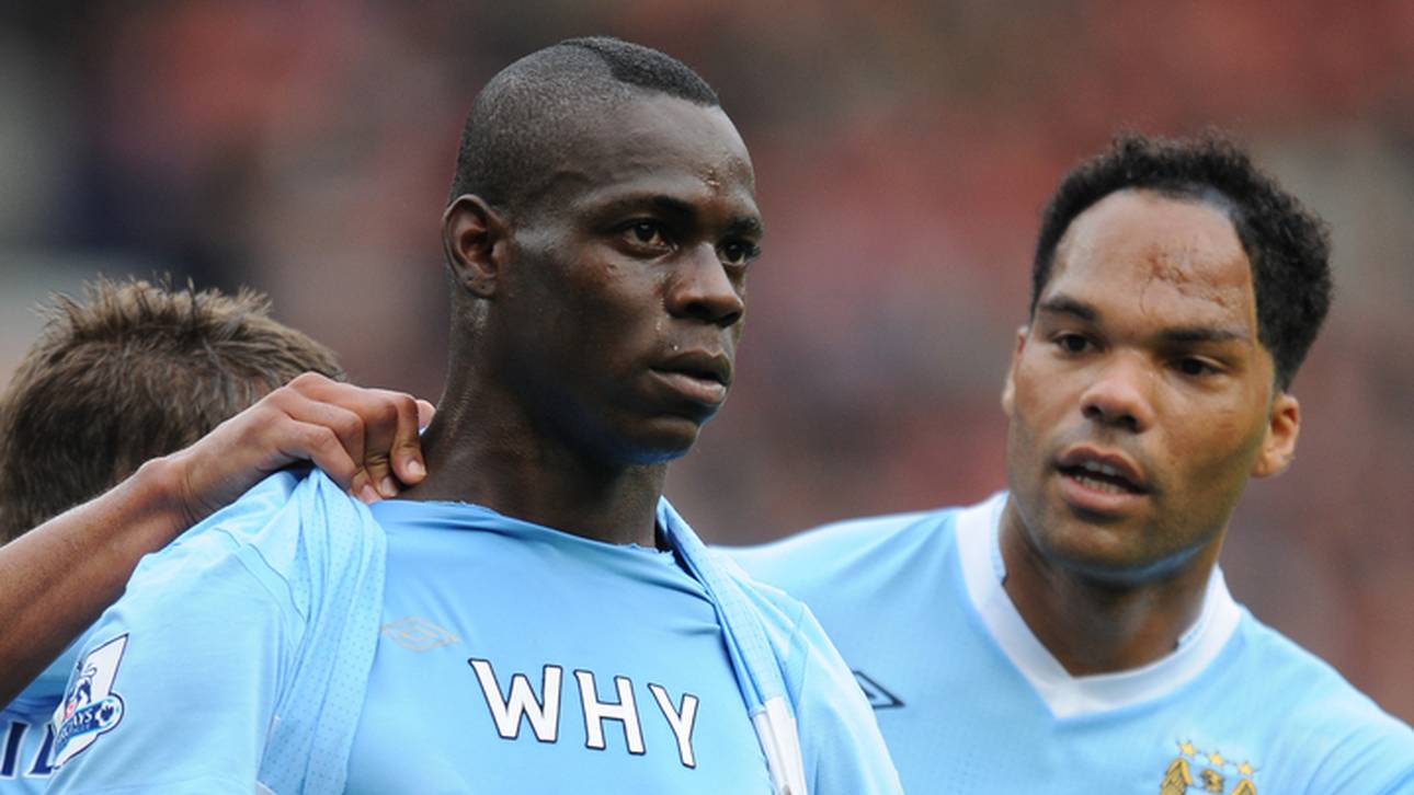 Mario Balotelli mit seinem legendären Statement nach einem Treffer für Manchester City gegen Manchester United.