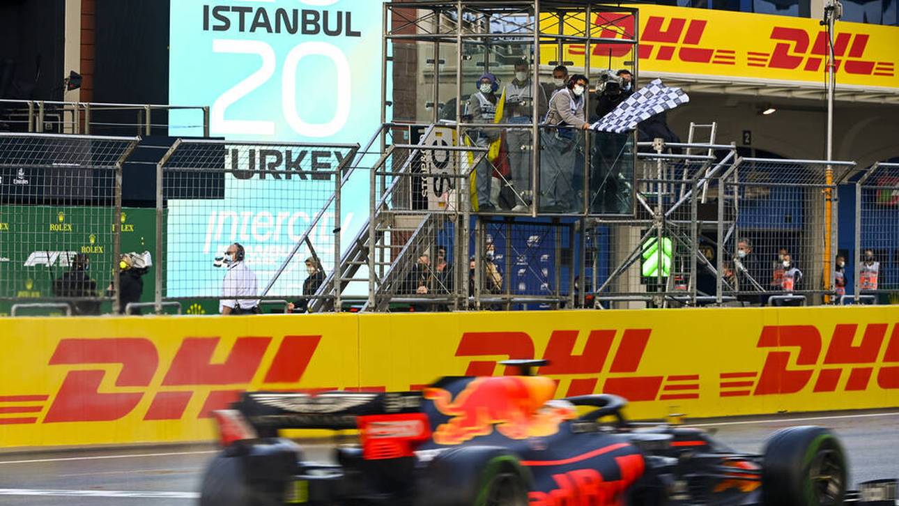 Formel 1 Flaggen: Die Schwarz-weiß karierte Flagge, die das Rennende signalisiert.