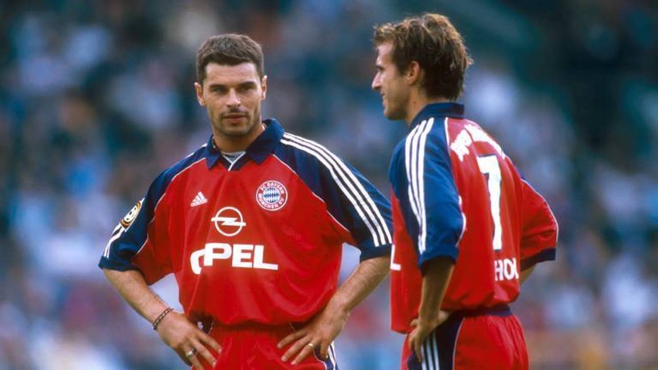 Ciriaco Sforza (li.) und Mehmet Scholl (beide Bayern) im Gespräch