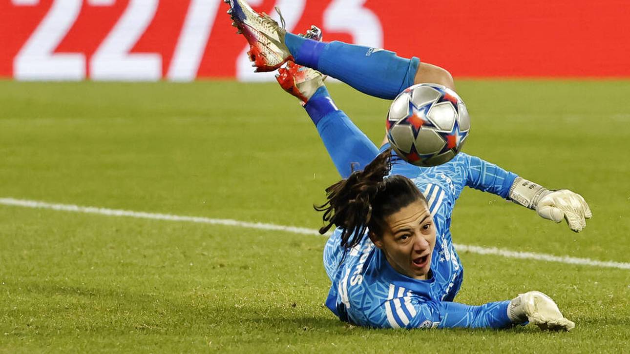 Bayern verlängert mit Torhüterin