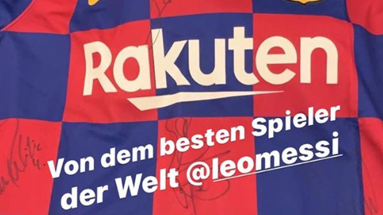 Dieses Trikot bekam Youssoufa Moukoko von Lionel Messi geschenkt