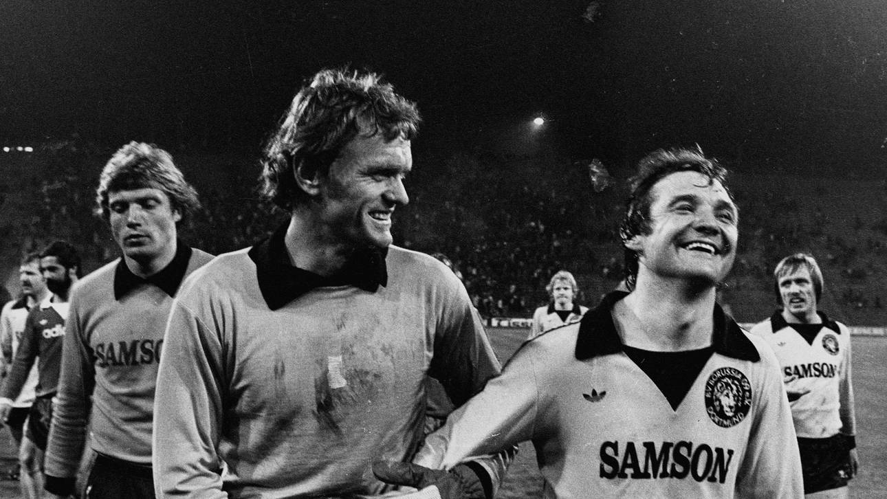 Sepp Maier (l.) scherzt mit Willi "Ente" Lippens