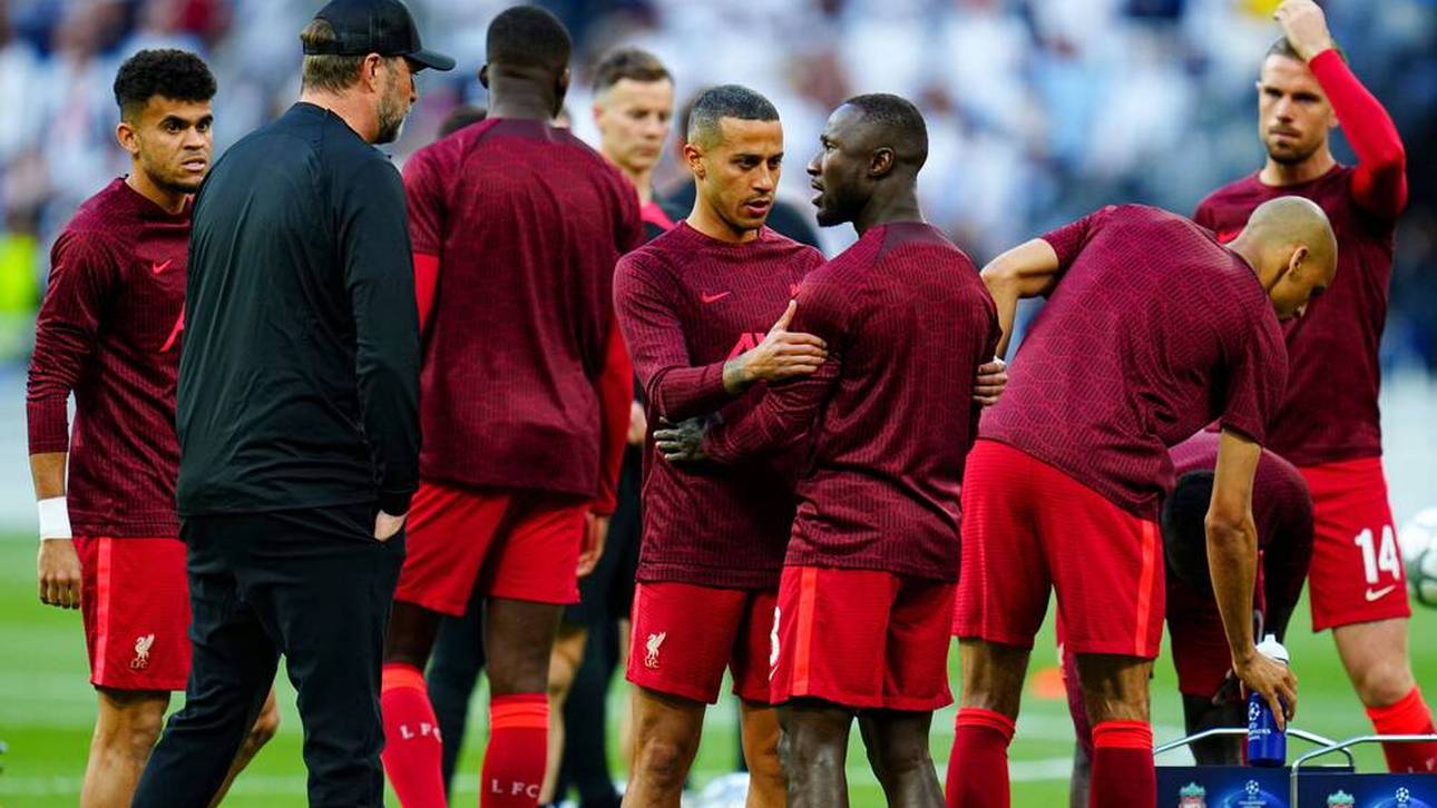 Thiago tauschte sich beim Aufwärmen mit Naby Keita aus