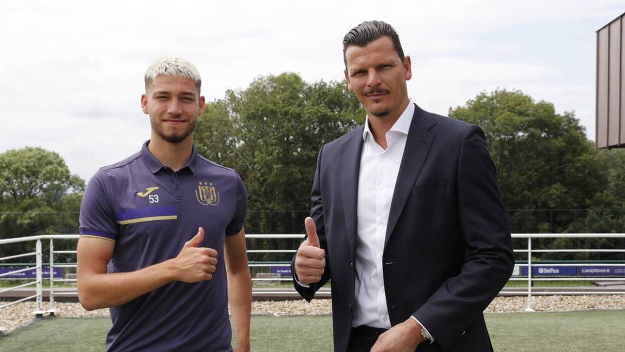 Antoine Colassin (l.) wird von Ex-Bayer Daniel Van Buyten betreut