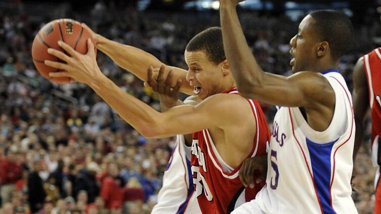 Gegen Kansas mit Mario Chalmers (r.) und Co. kam für Stephen Currys Davidson bei March Madness 2008 das Aus