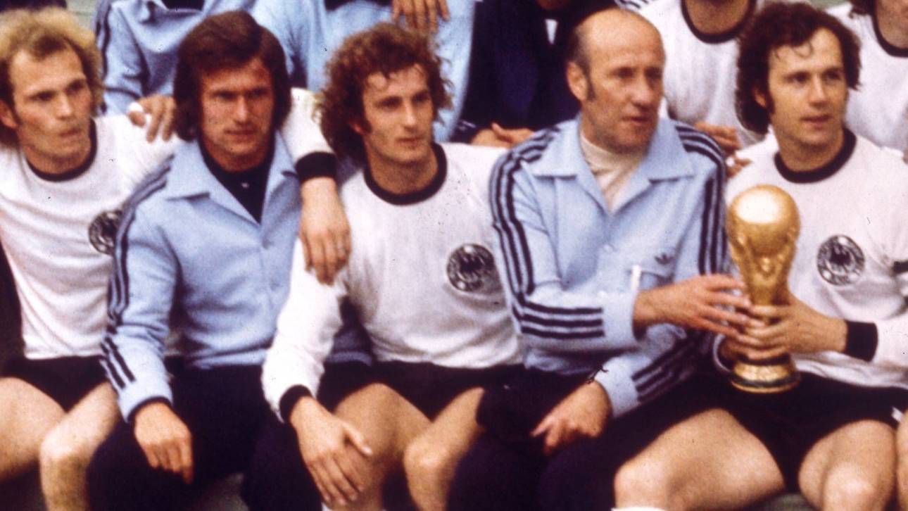 Weltmeister 1974: Uli Hoeneß, Jupp Heynckes, Rainer Bonhof, Trainer Helmut Schön, Franz Beckenbauer (v.l.)