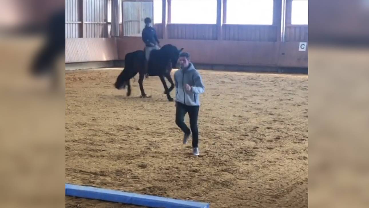 Müller imitiert Pferd bei Workout