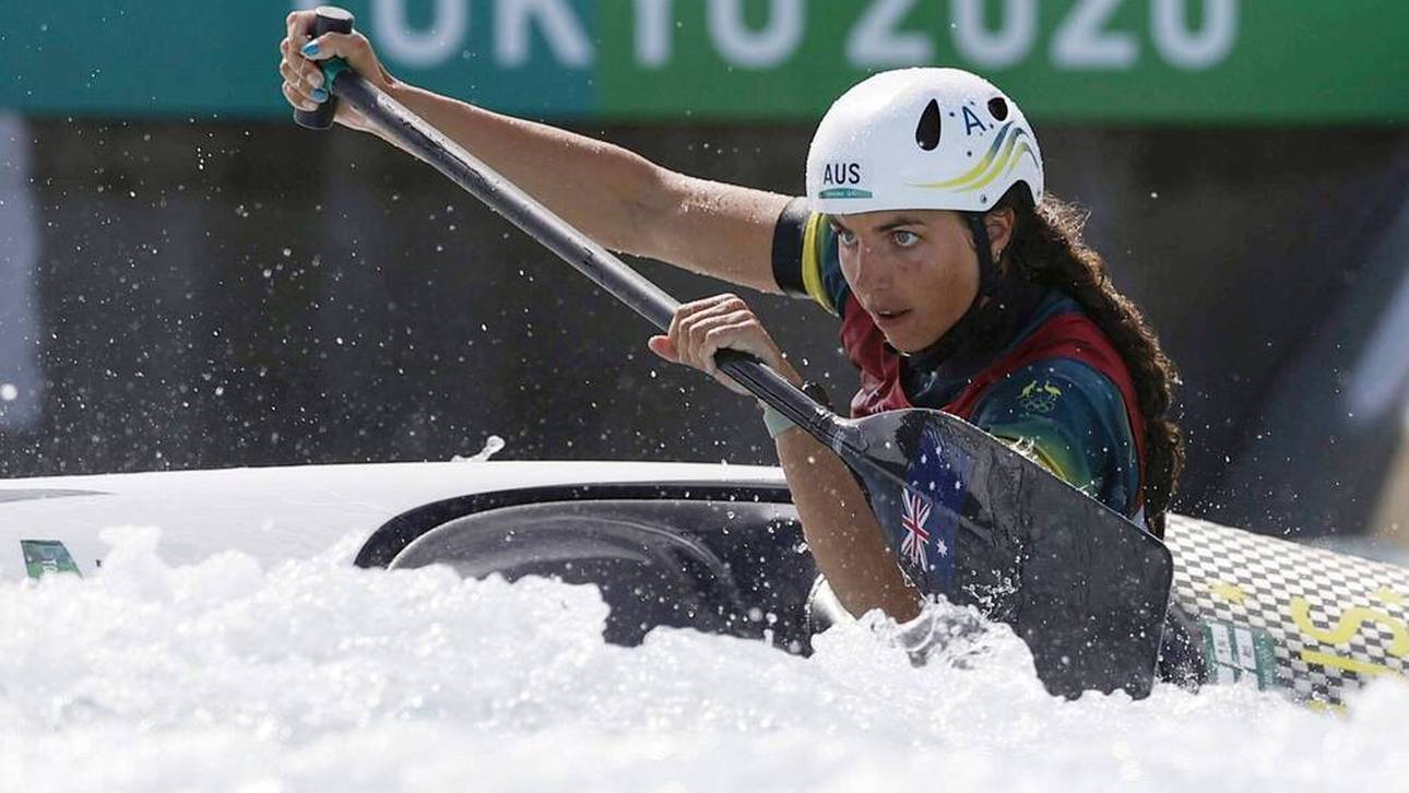 Kanutin flickt Kajak mit Kondom