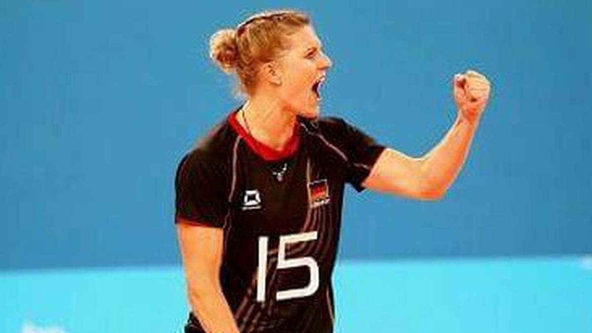 Auf der selben Position ist Lisa Thomsen unterwegs. Seit 2009 ist sie fester Bestandteil der Nationalmannschaft. Zu Thomsens Lieblingssportarten zählt neben Volleyball auch Tennis
