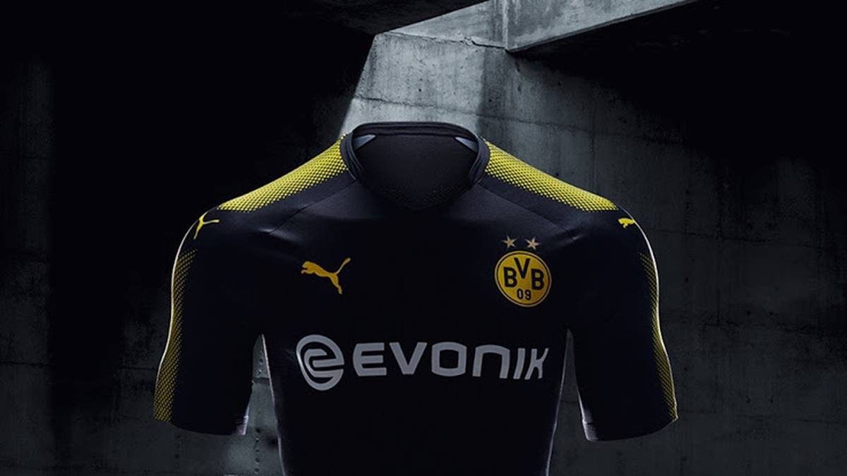 ...sind (fast) ganz in Schwarz gehalten. Nur an den Ärmeln prangt die zweite (gelbe) Vereinsfarbe