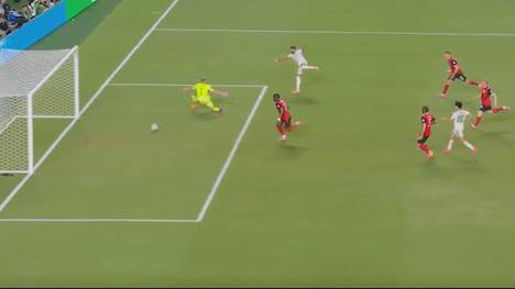 In der Nachspielzeit erzielt Algerien-Star Riyad Mahrez plötzlich aus dem Nichts das 3:2 und sorgt für das vermeintliche WM-Aus der Österreicher.