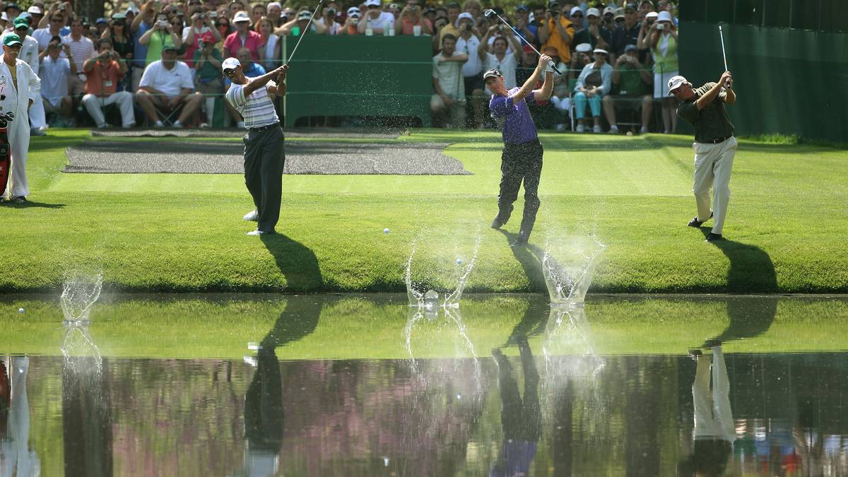 Auch sehr beliebt bei den Fans: An Loch 16 lassen die Golfer den Ball über das Wasserloch springen. Martin Kaymer schaffte so sogar schon einmal ein spektakuläres Hole-In-One