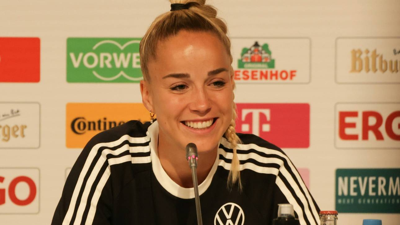 DFB-Frauen singen Hymne mit Petry