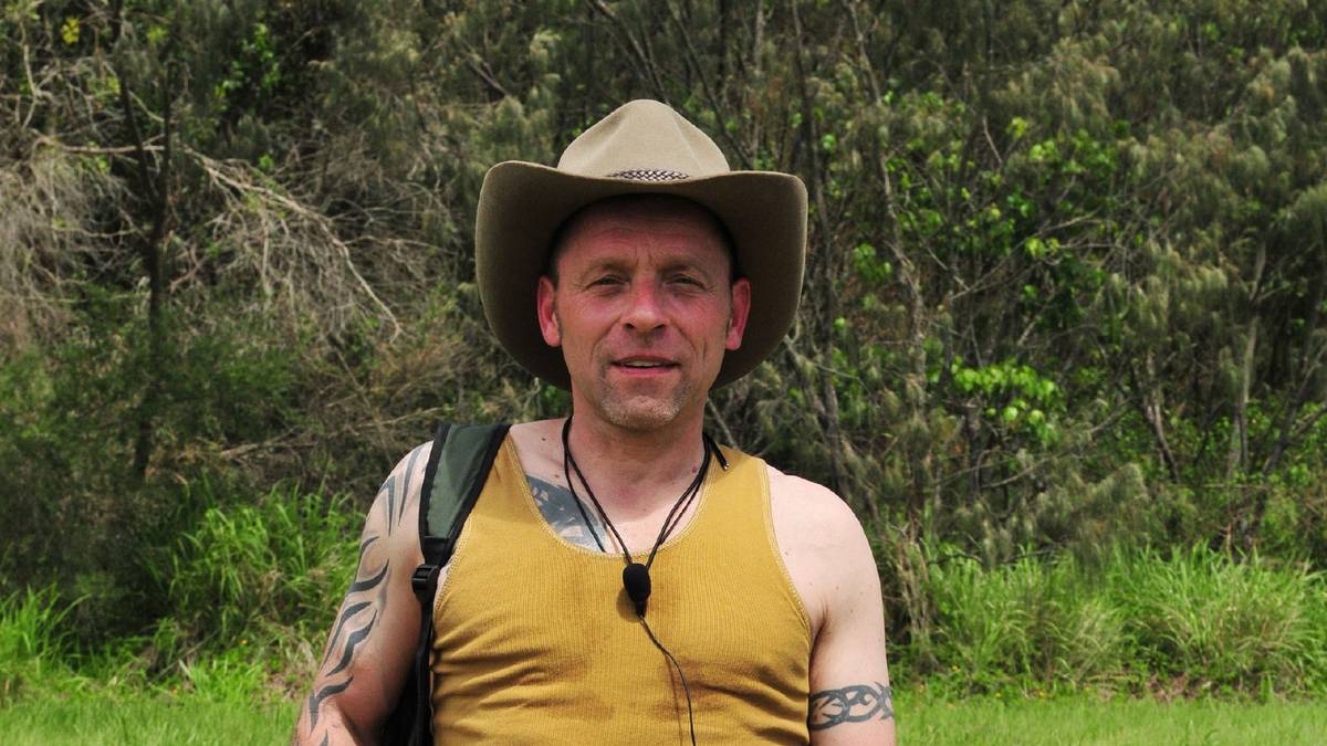 Alltagsklamotten aus, Campkleidung an: Bevor es in den Dschungel geht, werden die Kandidaten auf verbotene Gegenstände durchsucht und ziehen sich um. Thomas Häßler trägt nun die Farbe Gelb, die ihn als Mitglied des Camp "Snake Rock" ausweist