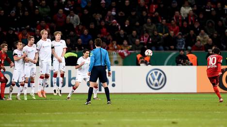 Hakan Calhanoglu trifft per Freistoß für Bayer Leverkusen gegen den 1. FC Kaiserslautern