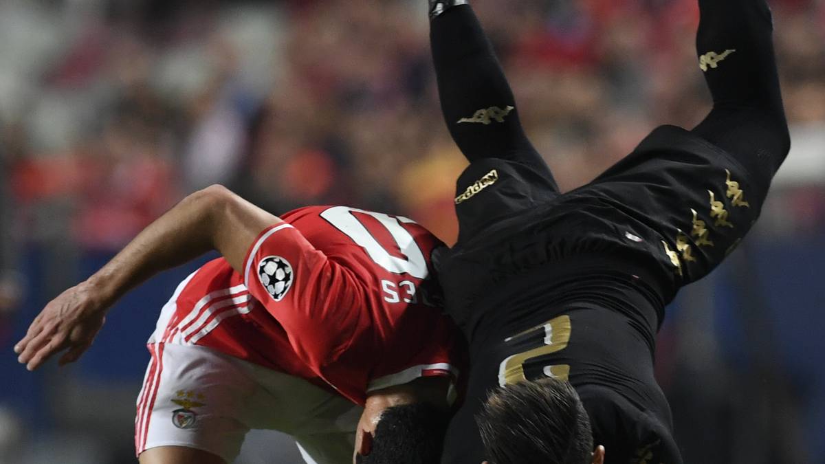 Elesid Hysaj (r.) und der SSC Neapel sind Benfica Lissabon im Auswärtspiel überlegen und sichern sich dank des 2:1-Sieges Tabellenplatz eins. Es könnte im Achtelfinale ein Duell mit dem FC Bayern winken