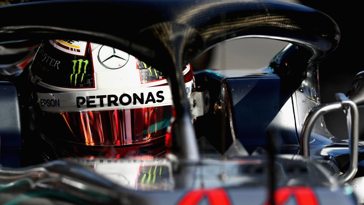 In der vergangenen Saison wurde Lewis Hamilton Weltmeister und holte seinen vierten Titel. Der Brite gilt in seinem neuem Mercedes auch in diesem Jahr wieder als Top-Favorit. In diesem Jahr muss sich Hamilton aber auf eine härtere Gegenwehr gefasst machen.