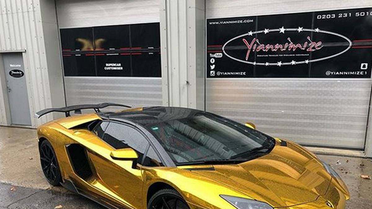 Sollte Aubameyang mal wieder bei den alten BVB-Kollegen vorbeischauen, bekäme er Probleme: Anfang 2018 wurde ein ähnlich folierter Lamborghini in Berlin aus dem Verkehr gezogen, die Ordnungshüter sahen die Gefahr, dass er andere Autofahrer blenden könnte