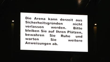 Die Mitteilung der Sicherheitskräfte auf der Videoleinwand in der Volkswagen-Arena