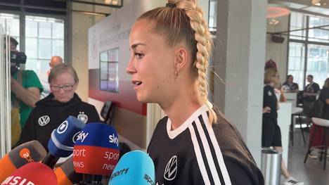 DFB-Kapitänin Giulia Gwinn schwärmt von Torhüterin Ann-Katrin Berger, die sich nach einer Krebserkrankung wieder zurück in den Profifußball kämpfte. Vor dem EM-Start denkt die Bayern-Spielerin dabei auch an Olympia zurück.