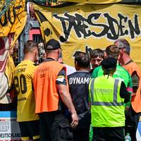 Dynamo Dresden muss den Zweitliga-Aufstieg trotz eines Siegs in Unterhaching abhaken. Ein kurioser Vorfall sorgt für eine 15-minütige Unterbrechung.