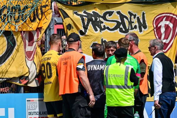 Banner-Ärger: Dresden-Spiel 15 Minuten unterbrochen